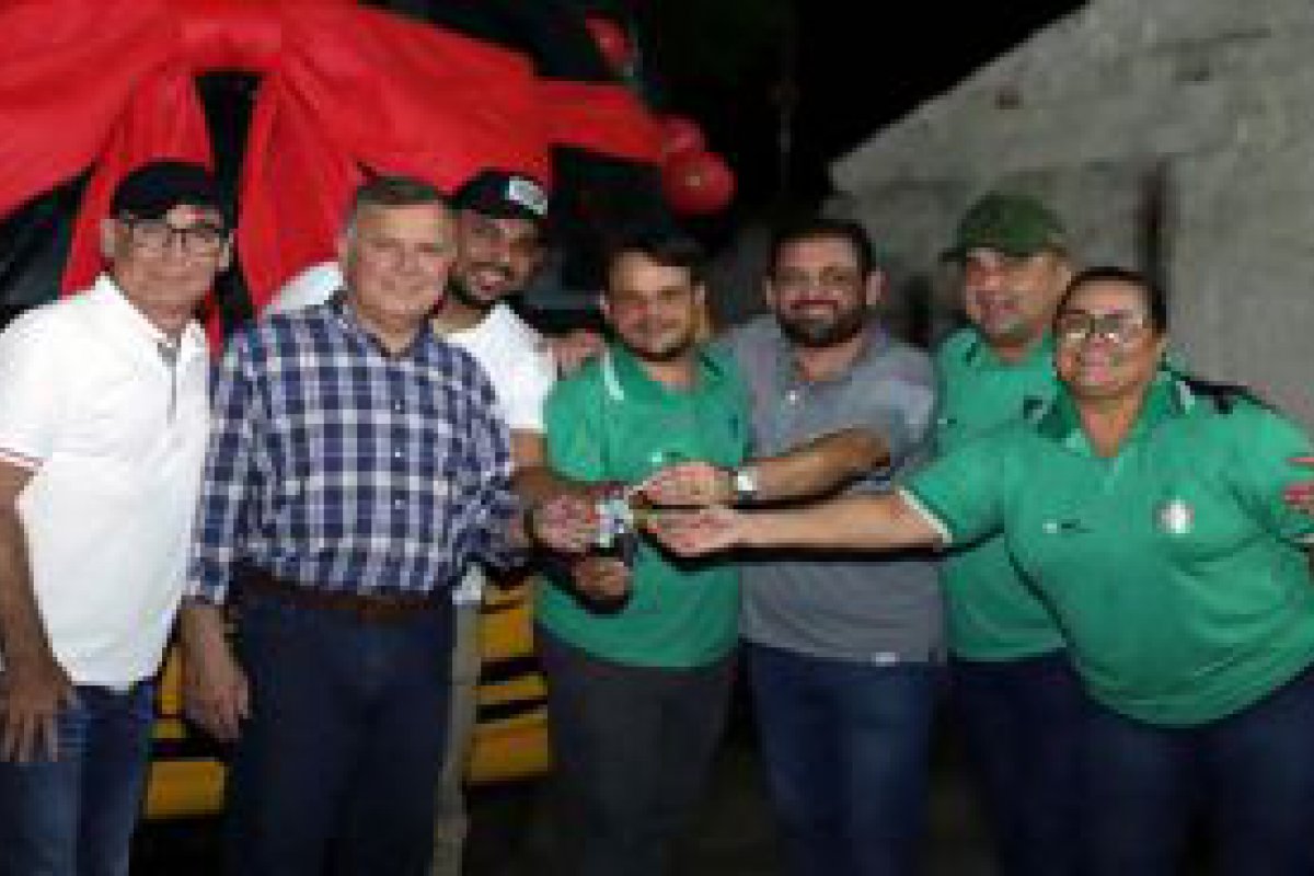 Laerte Gomes participa de entrega de nibus escolar para Associao Pestalozzi de Ouro Preto do Oeste