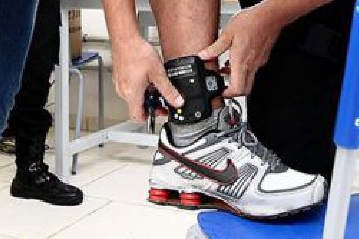 Projeto transfere custo de tornozeleira eletrnica a presos