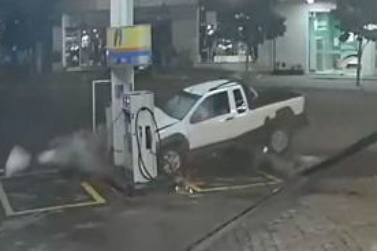 Fiat Strada colide contra bomba de diesel em posto de combustvel no centro da cidade de Ouro Preto do Oeste