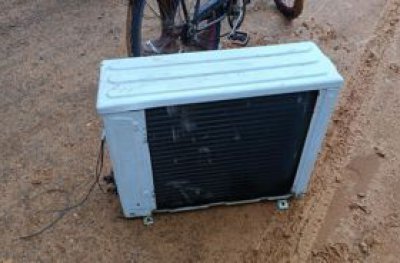 Homem  preso ao ser flagrado transportando, na garupa da bicicleta, uma condensadora de ar condicionado furtada