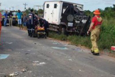 Ariquemes: Coliso entre caminhes deixa motorista ferido na BR-364