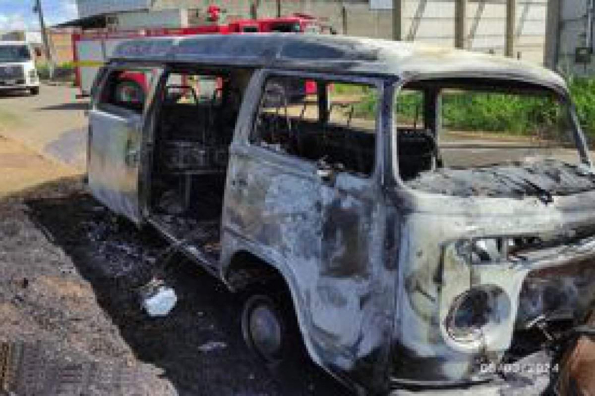 Kombi da Prefeitura pega fogo na Estncia Turstica de Ouro Preto do Oeste