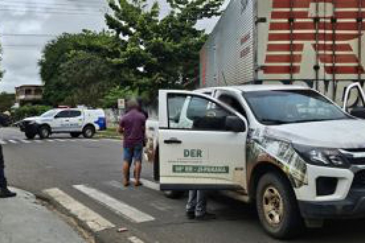 Acidente entre carreta e caminhonete do DER  registrado no centro de Ouro Preto do Oeste