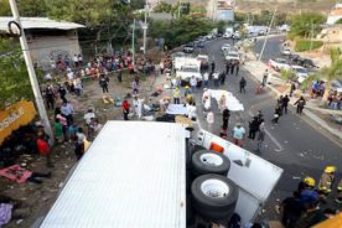 México: Caminhão com imigrantes tomba e 53 morrem