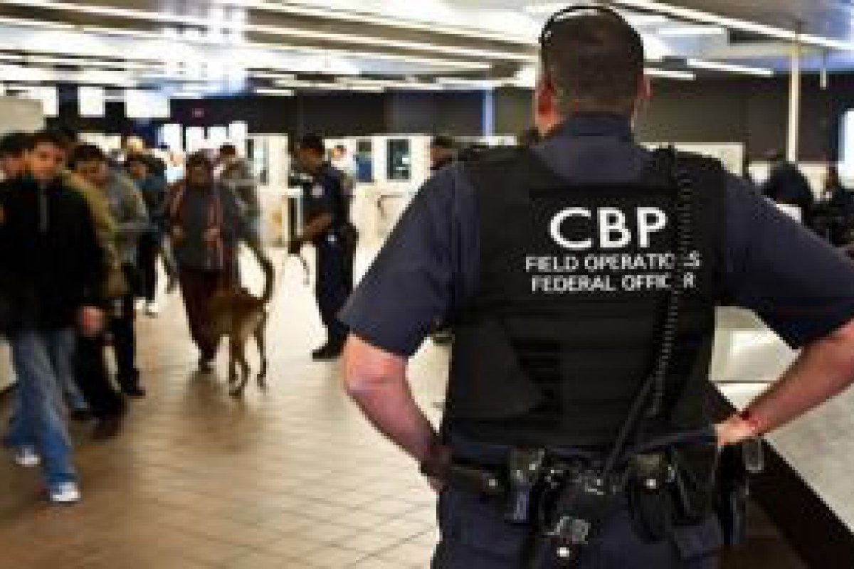 EUA vão enviar notificações de deportação para 78 mil imigrantes que entraram ilegalmente no país através do “cai-cai”