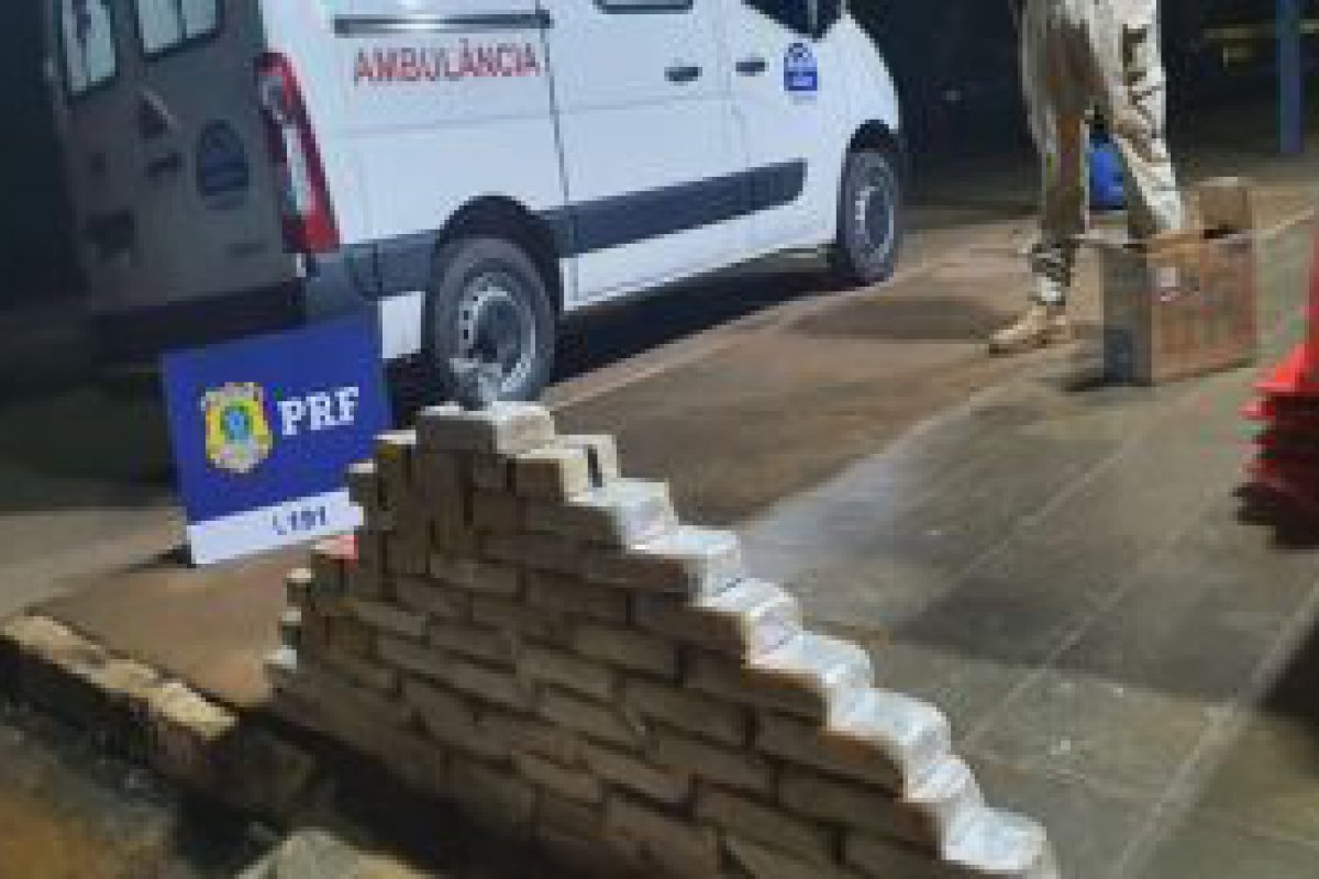 PRF apreende 65 Kg de cocaína em ambulância da Prefeitura de Nova Mamoré