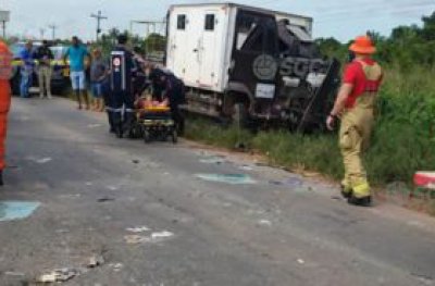 Ariquemes: Coliso entre caminhes deixa motorista ferido na BR-364